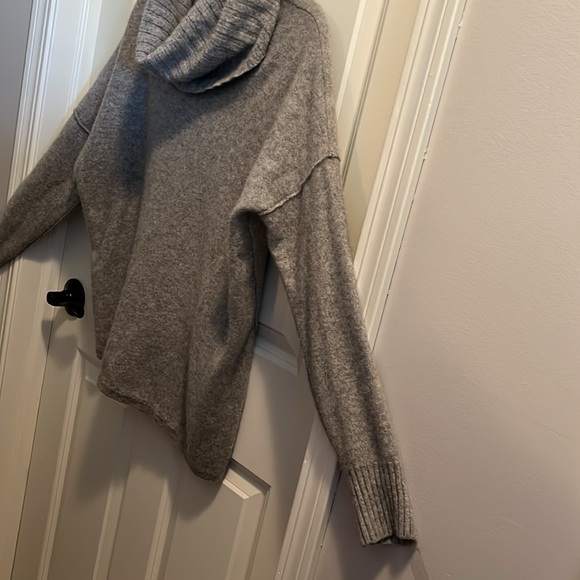 CASHMERE!! Tommy Bahama Sweater (Women’s Large) in a Beautiful Gray…SO SOFT!! - Picture 7 of 7